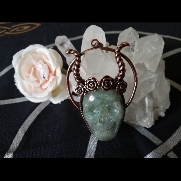 ✨ON SALE✨ ✨Labradorite Skull Pendent - Picture 2 of 7